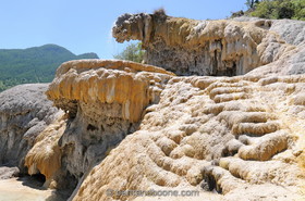 fontaine pétrifiante de Réotier (05) FR
