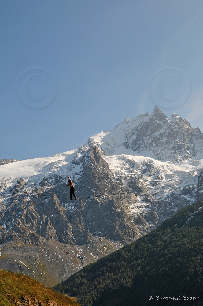Slackline au Chazelet - La Grave - Hautes Alpes - France