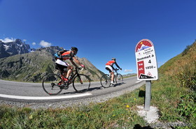 cyclistes au col du Lautaret (05)