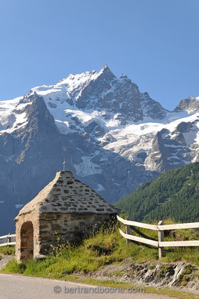 Oratire Saint Anne du Chazelet (05) et le massif de La Meije