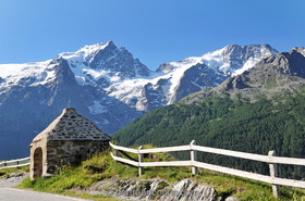 Oratire Saint Anne du Chazelet (05) et le massif de La Meije