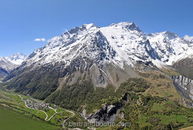 Villar d'Arène et le massif de la Meije