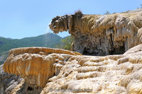 fontaine pétrifiante de Réotier (05) FR